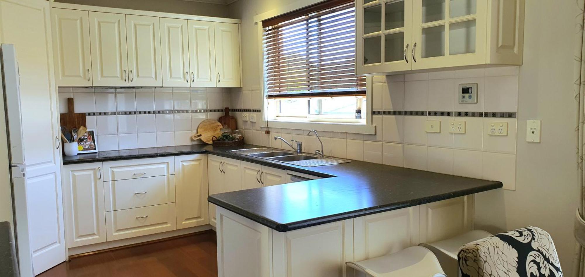 Homes - Bells Lane - Large With Double Garage - Only Minutes From Cbd - Sleeps 1 To 10 *