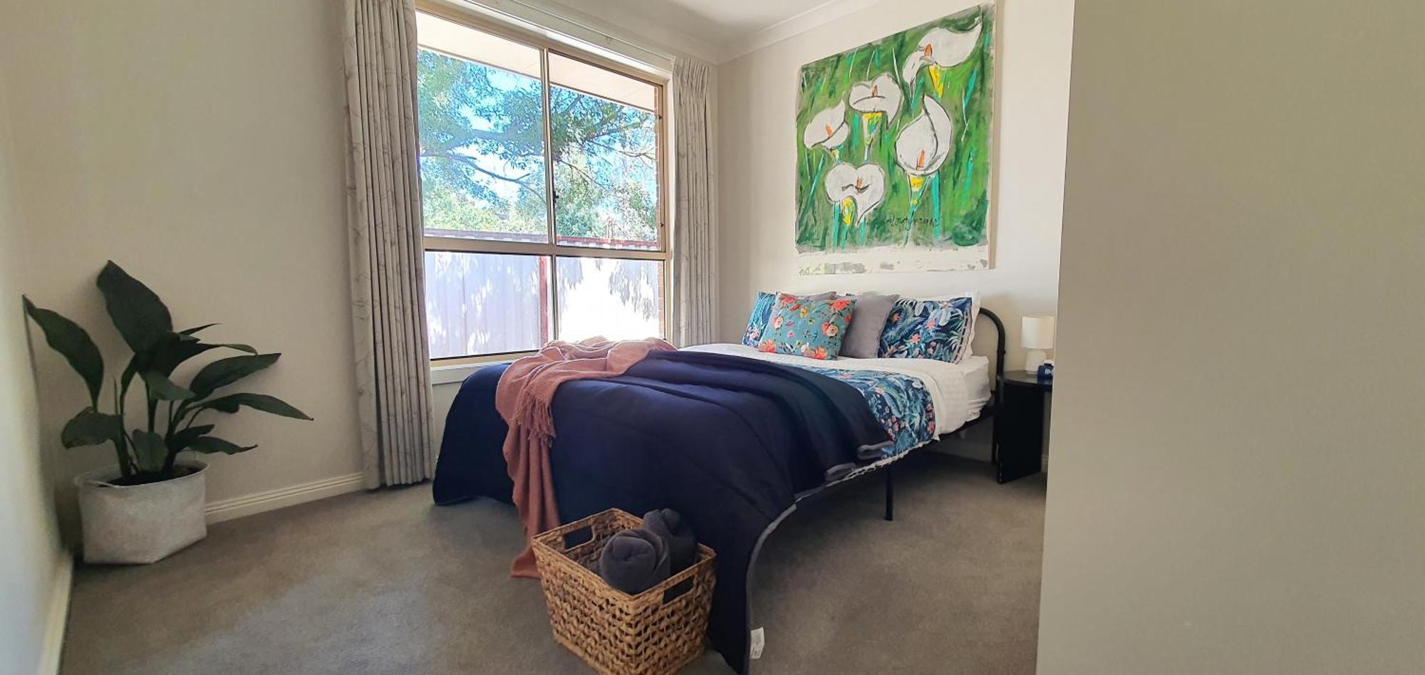 Homes - Bells Lane - Large With Double Garage - Only Minutes From Cbd - Sleeps 1 To 10 *