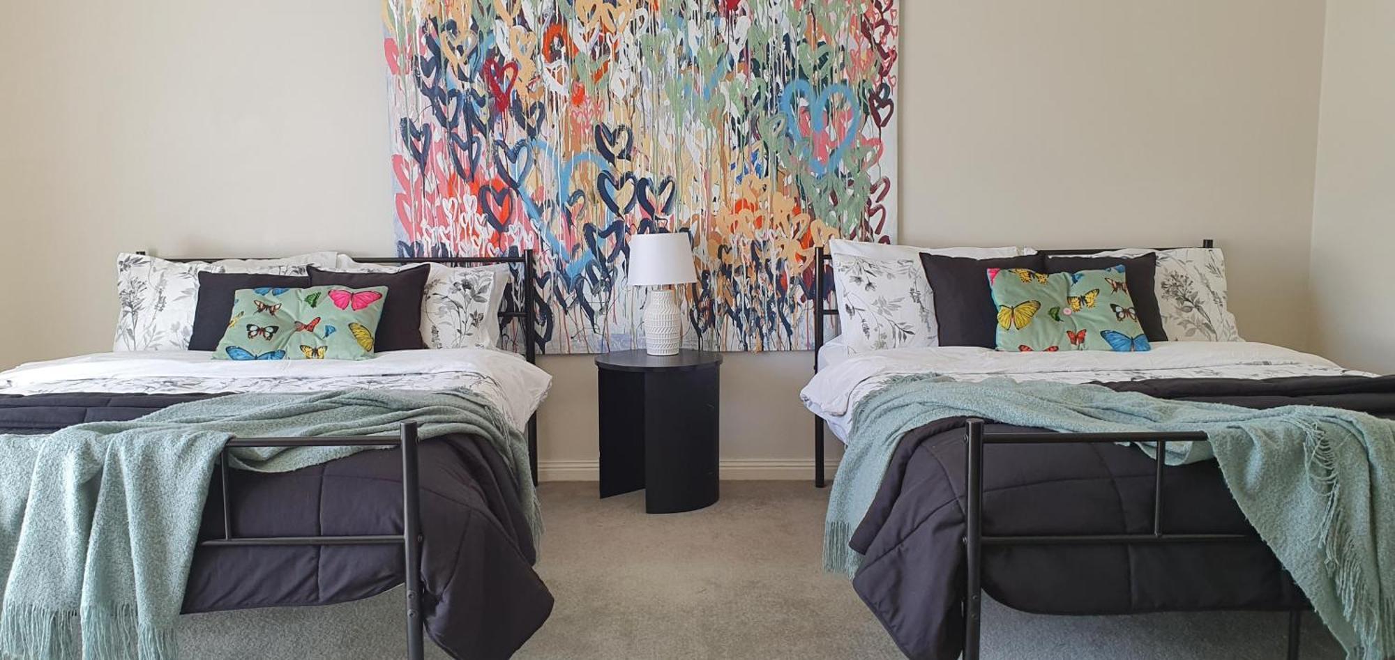 Homes - Bells Lane - Large With Double Garage - Only Minutes From Cbd - Sleeps 1 To 10 Holiday home