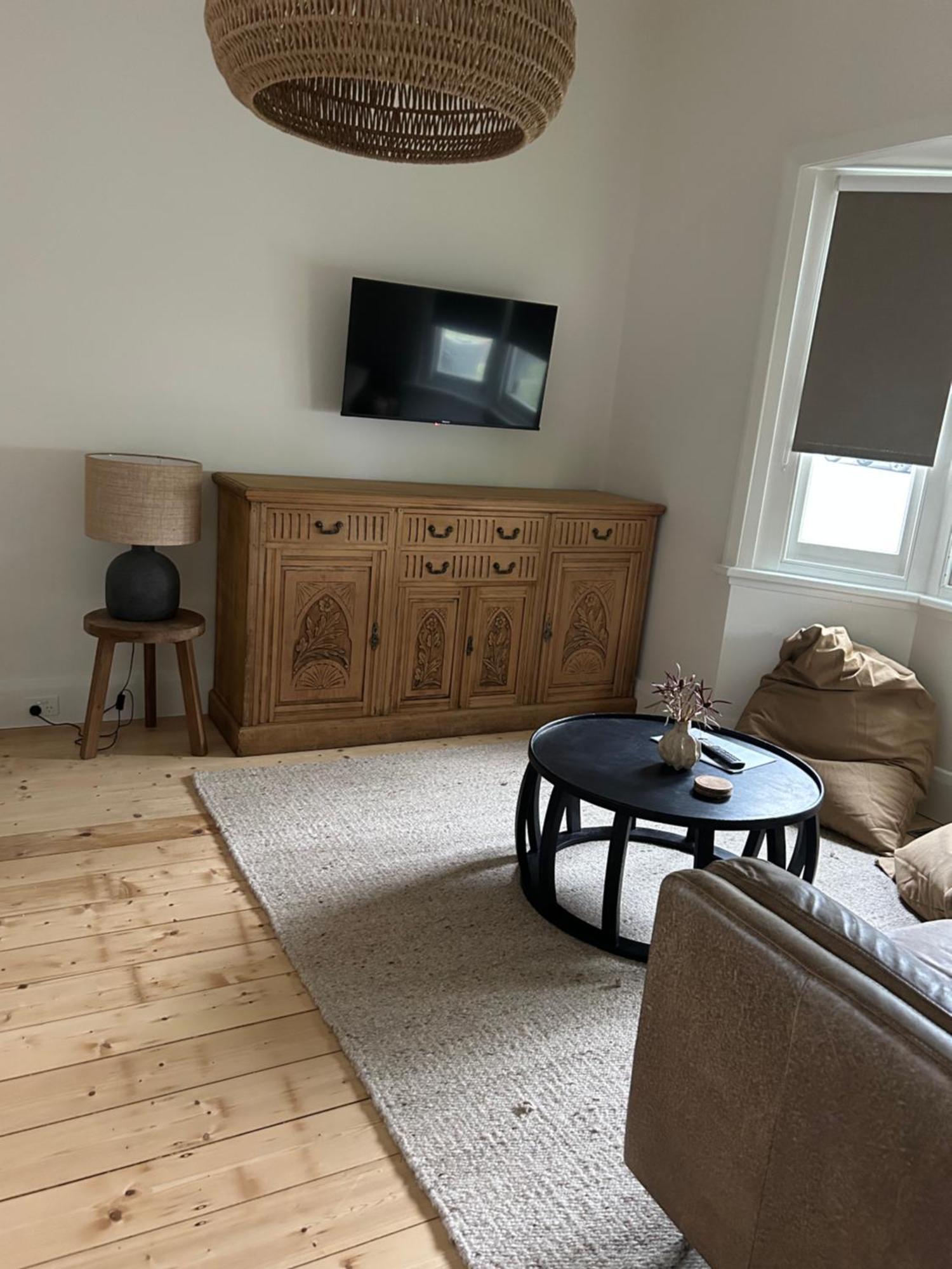 Cozy 2 Bedroom - Newly Renovated, Perfect Location For Of Holiday home