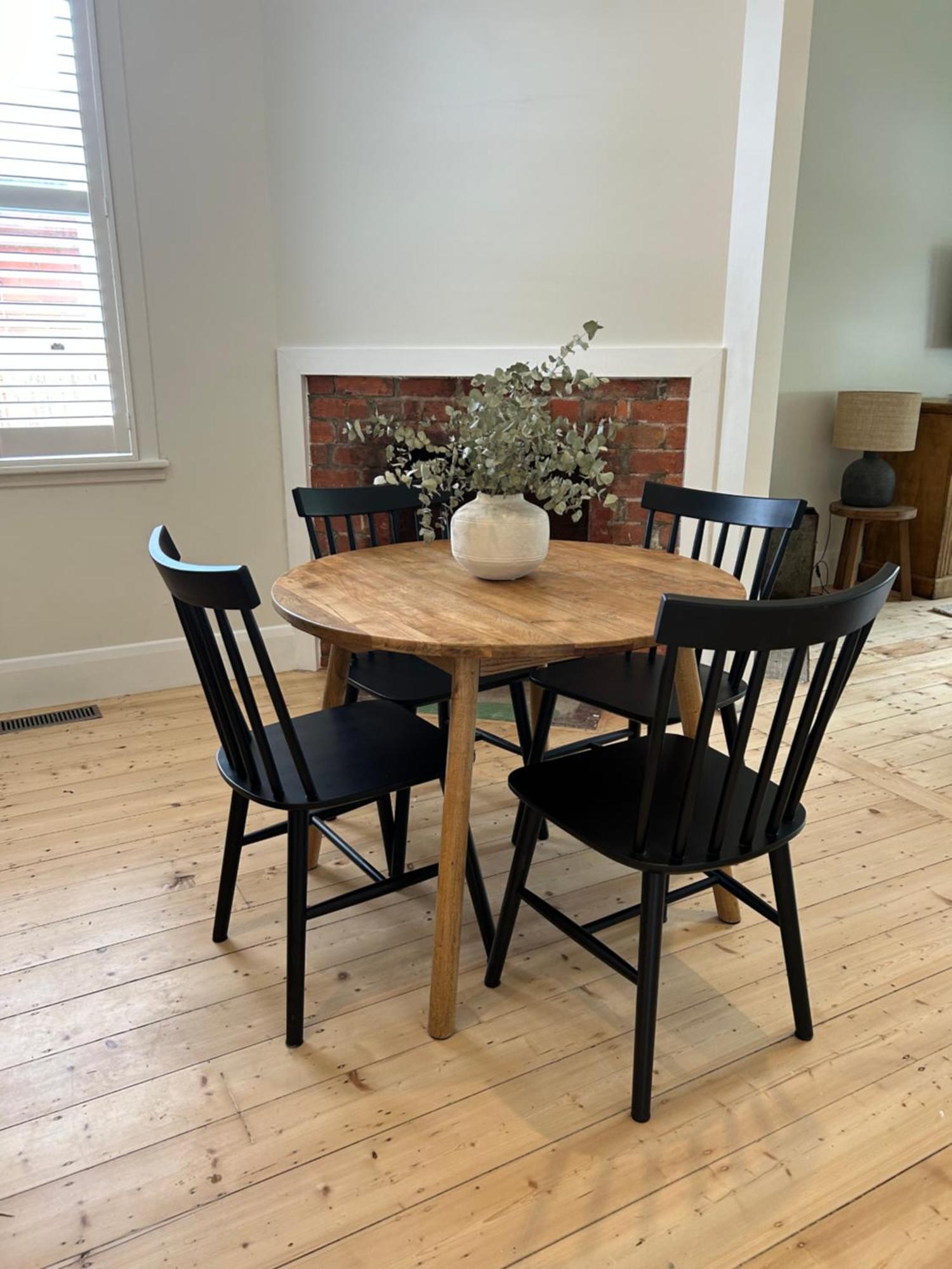 Cozy 2 Bedroom - Newly Renovated, Perfect Location For Of *