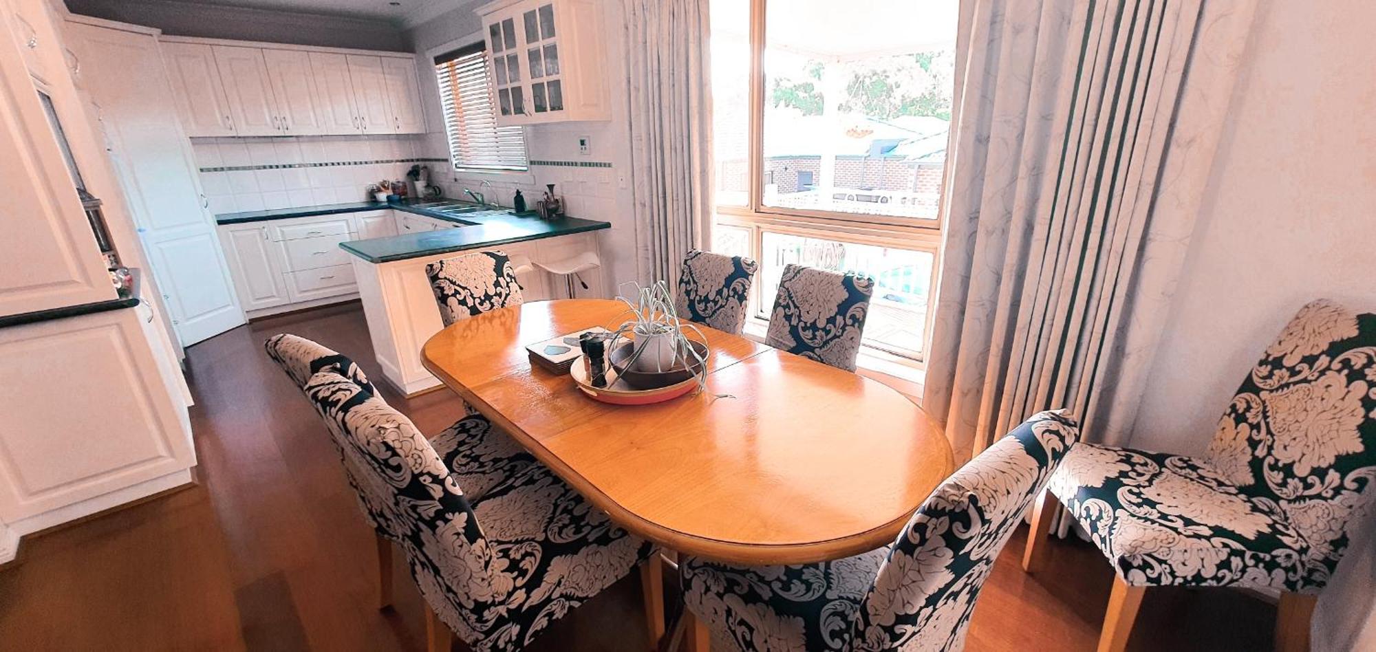 Homes - Bells Lane - Large With Double Garage - Only Minutes From Cbd - Sleeps 1 To 10 *