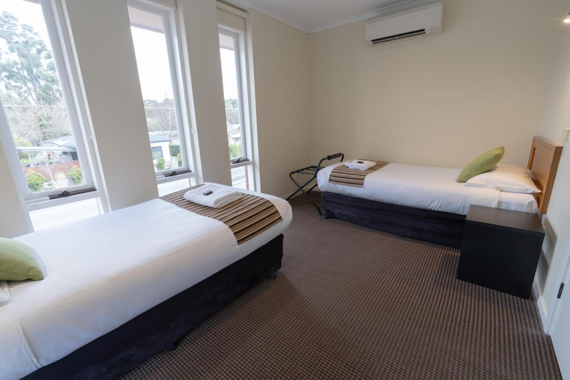 Sovereign Park Motor Motel 4*