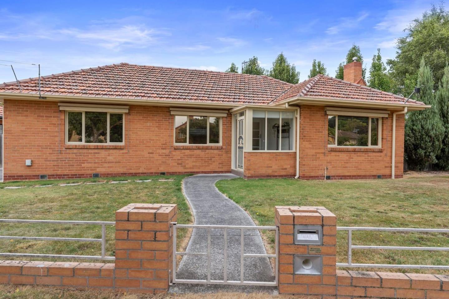 'muir House' Laidback Family Living In *