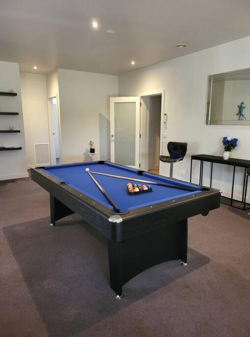 Huge 4br Pool Table & 75