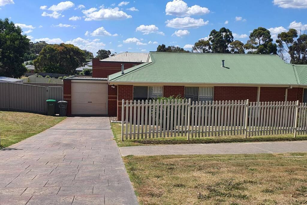 2 Bedroom Unit With Garage And Backyard - Only Minutes To Sovereign Hill And Cbd - Sleeps 1 To 6 Holiday home *