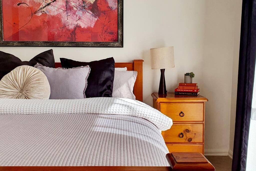 2 Bedroom Unit With Garage And Backyard - Only Minutes To Sovereign Hill And Cbd - Sleeps 1 To 6 Ballarat