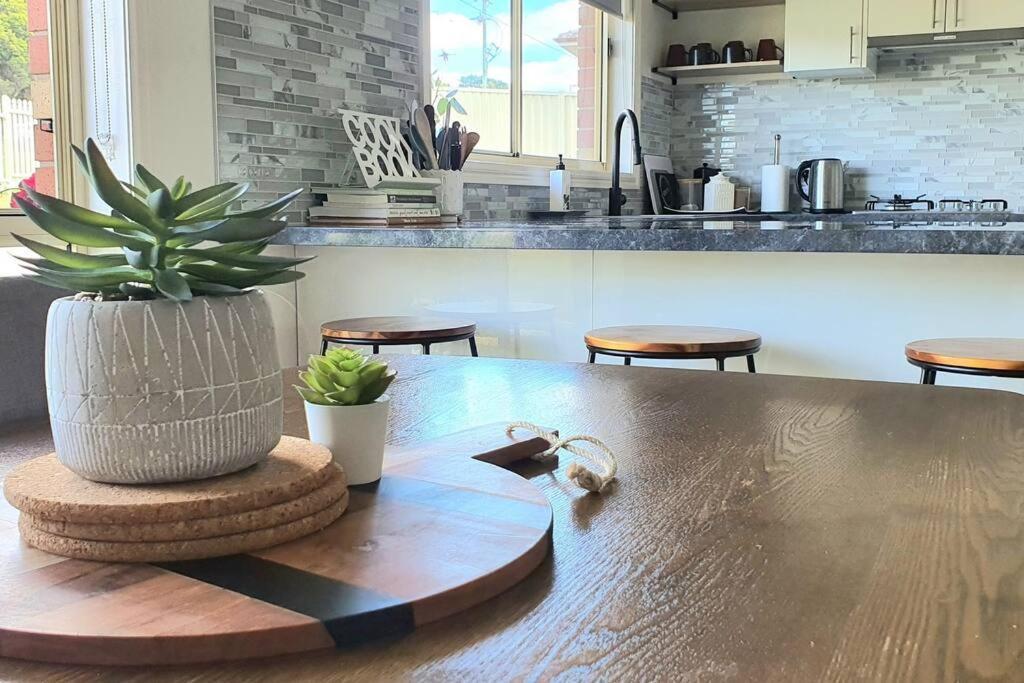 2 Bedroom Unit With Garage And Backyard - Only Minutes To Sovereign Hill And Cbd - Sleeps 1 To 6