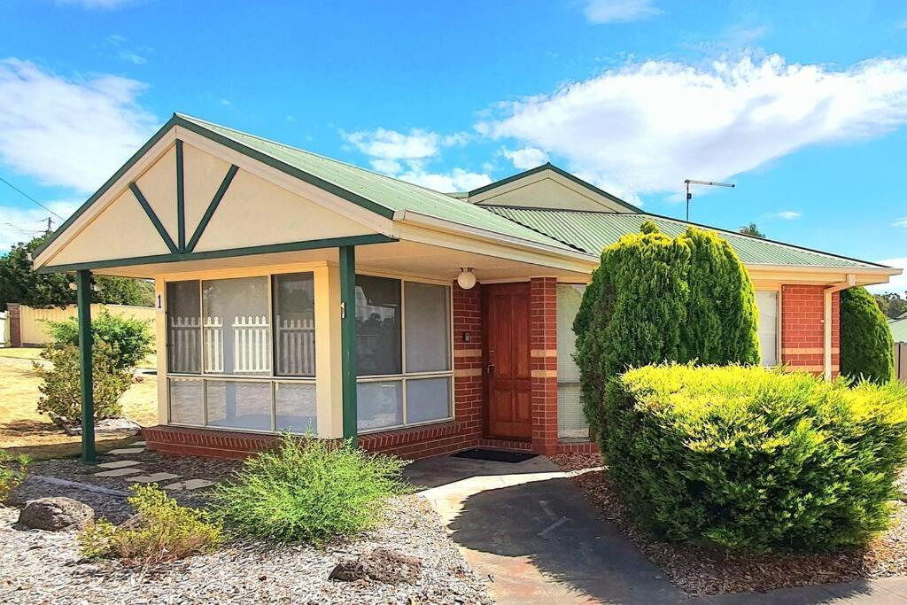 2 Bedroom Unit With Garage And Backyard - Only Minutes To Sovereign Hill And Cbd - Sleeps 1 To 6