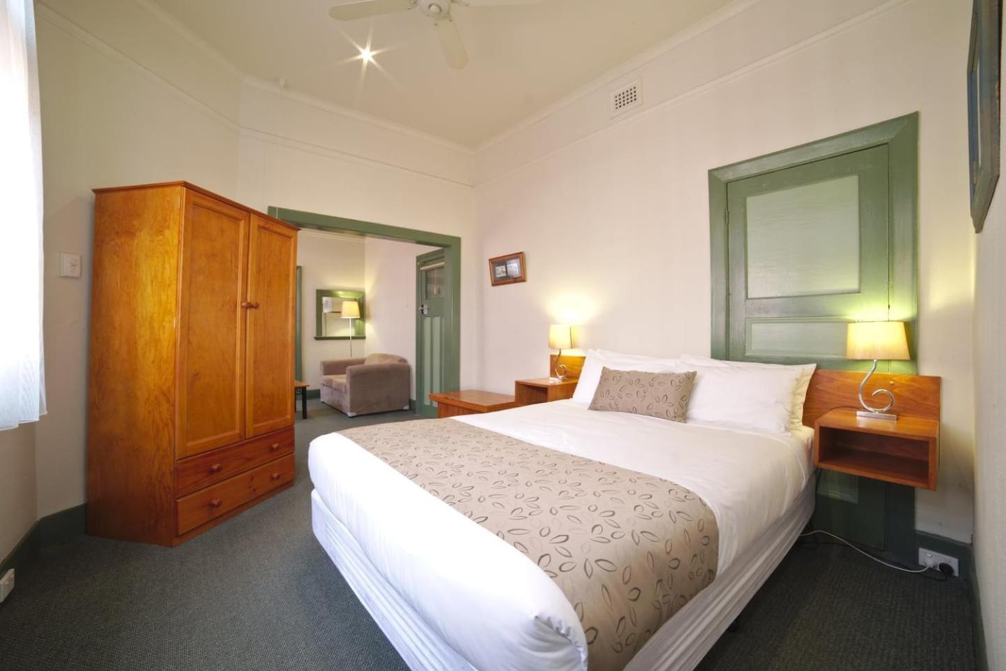 Large Studio With Spa Central * Ballarat