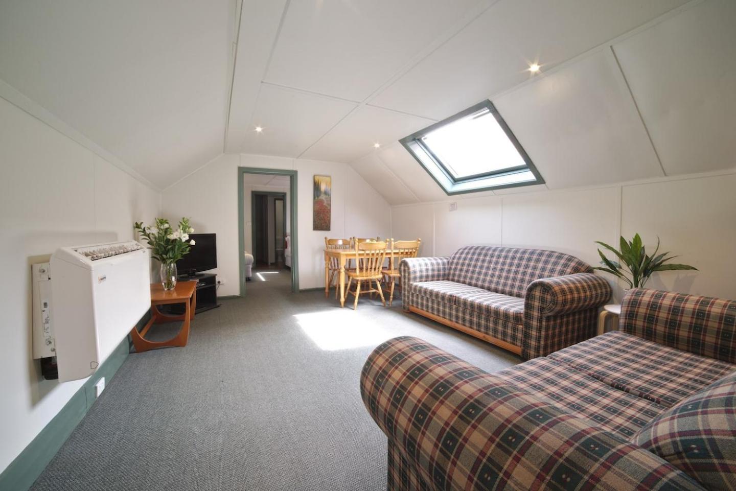 2 Bedroom Self Contained With Apartment *