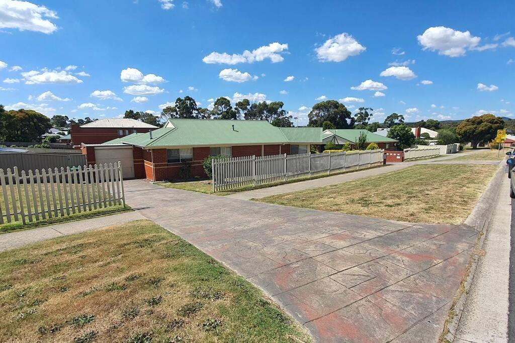 2 Bedroom Unit With Garage And Backyard - Only Minutes To Sovereign Hill And Cbd - Sleeps 1 To 6 Ballarat