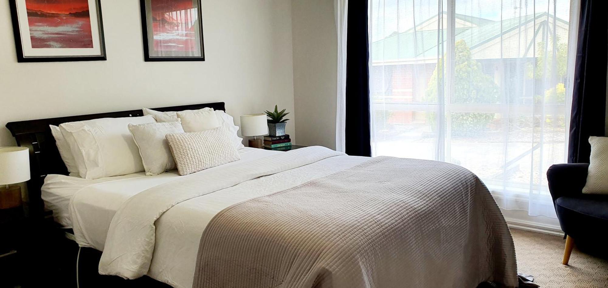 Holiday home 2 Bedroom Unit With Garage And Backyard - Only Minutes To Sovereign Hill And Cbd - Sleeps 1 To 6 Ballarat