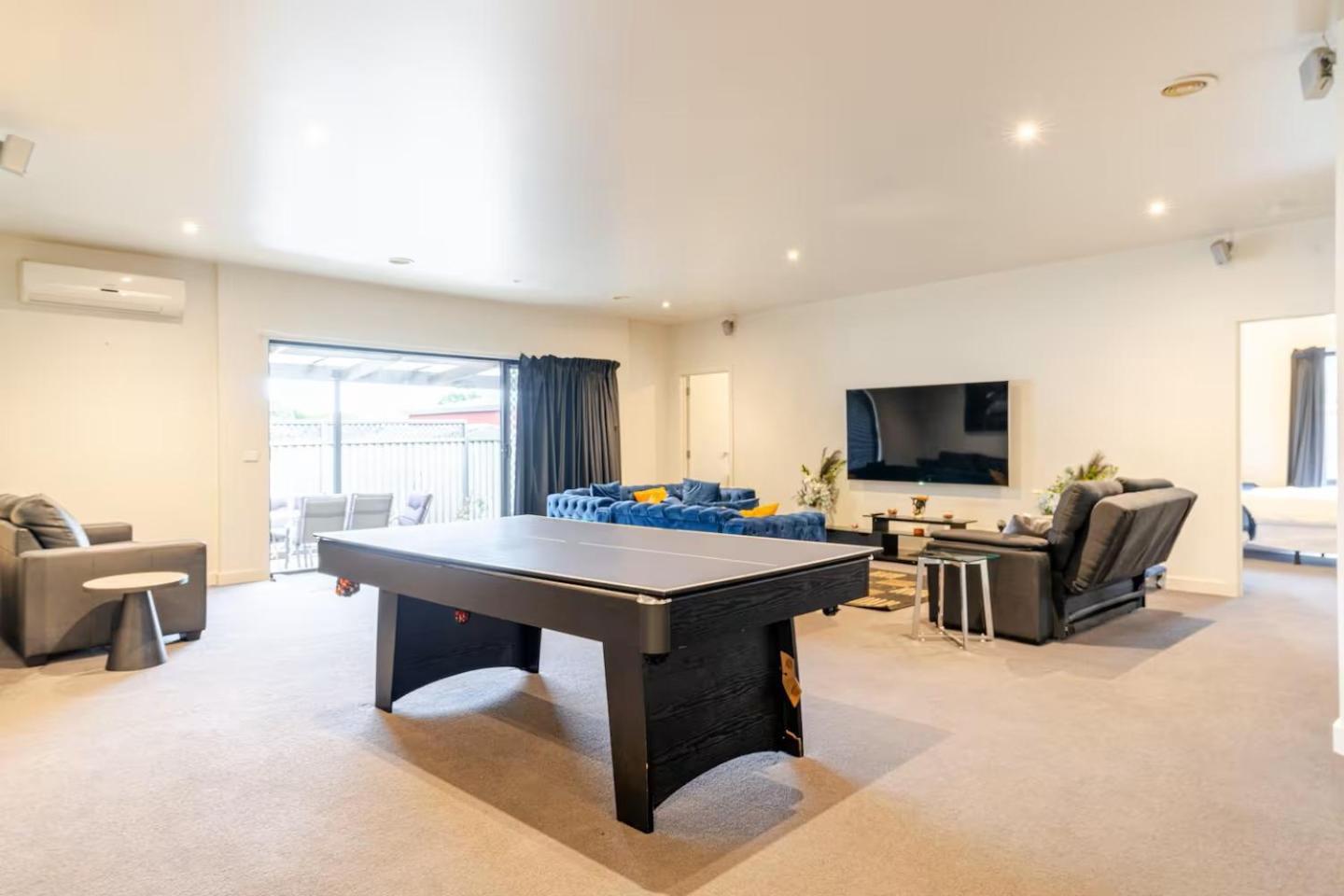Huge 4br Pool Table & 75