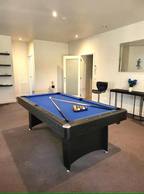 Huge 4br Pool Table & 75