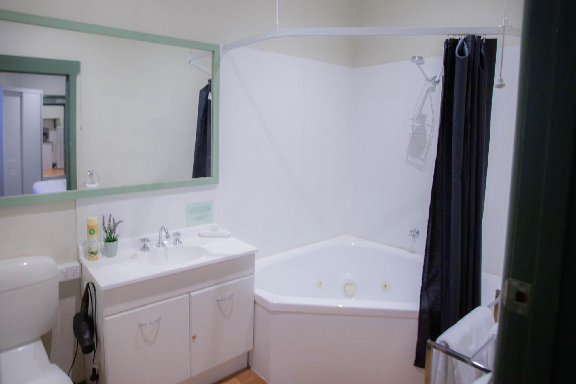 Large Studio With Spa Central * Ballarat