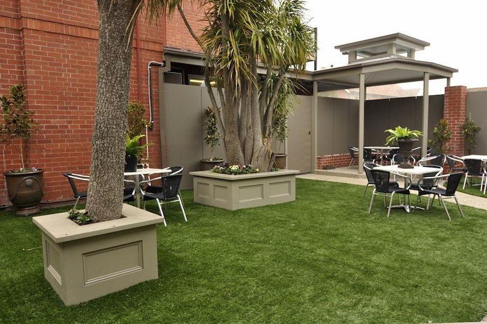 Oscars And Cafe Bar 4*