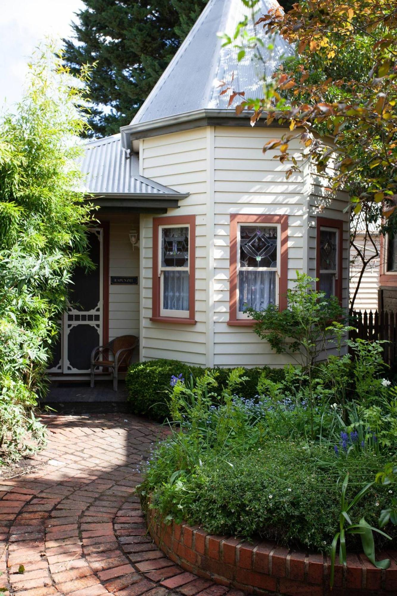 Rapunzels 1br Fairytale Guest house