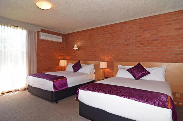 Main Lead Motel 3*