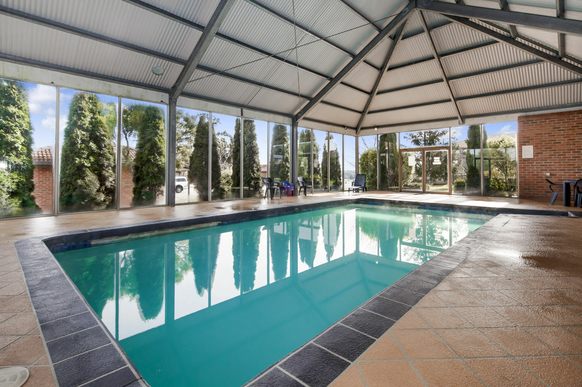 Colonial Motor Motel 3*